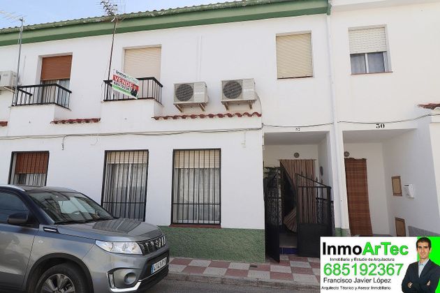 Foto 1 de Casa adossada en venda a calle Ruiz Guiraum de 4 habitacions amb aire acondicionat