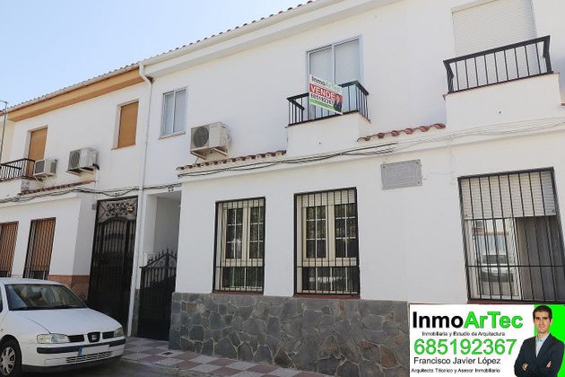 Foto 1 de Casa adossada en venda a calle Ruiz Guiraum de 3 habitacions amb jardí i aire acondicionat