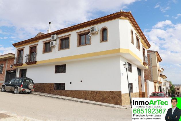 Foto 2 de Casa adossada en venda a calle Cerezo de 5 habitacions amb terrassa i aire acondicionat