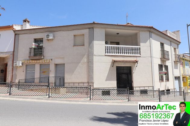 Foto 1 de Casa adossada en venda a avenida Rodriguez de la Fuente de 7 habitacions amb terrassa i jardí