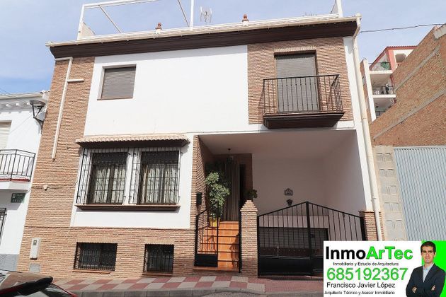 Foto 1 de Casa adossada en venda a calle Angel de Illora de 4 habitacions amb terrassa i jardí