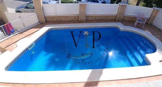 Foto 2 de Casa adossada en venda a pasaje Mallorca de 3 habitacions amb terrassa i piscina