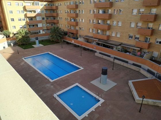 Foto 1 de Pis en venda a Can Clos - Avda. Catalunya de 3 habitacions amb piscina i balcó