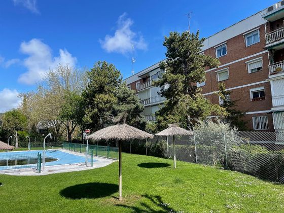 Foto 2 de Pis en lloguer a Mirasierra de 3 habitacions amb terrassa i piscina