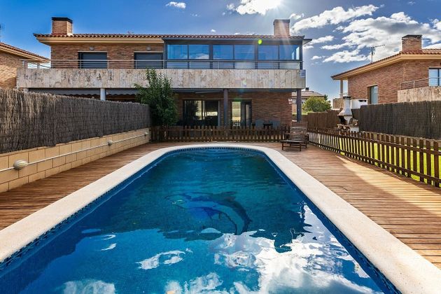 Foto 1 de Casa adossada en venda a calle Núria Espert de 5 habitacions amb terrassa i piscina
