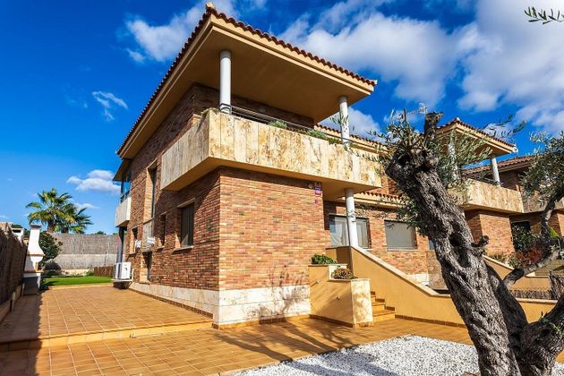 Foto 2 de Casa adossada en venda a calle Núria Espert de 5 habitacions amb terrassa i piscina