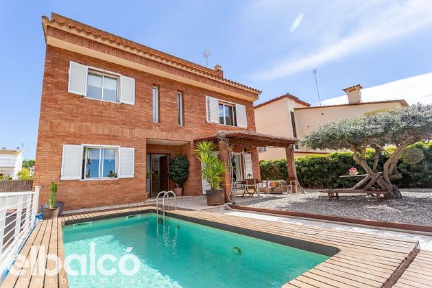 Foto 1 de Xalet en venda a calle De la Rosella de 6 habitacions amb terrassa i piscina