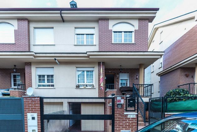 Foto 1 de Casa en venda a Cacabelos de 4 habitacions amb terrassa i garatge