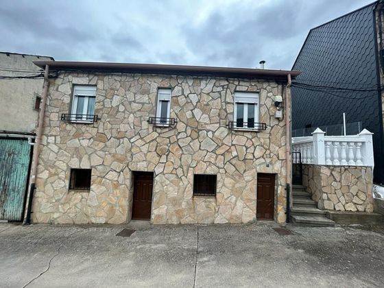 Foto 2 de Casa rural en venda a calle Antolín López Peláez de 3 habitacions amb jardí i calefacció