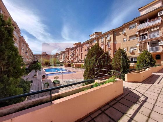 Foto 1 de Venta de piso en Poniente-Norte - Miralbaida - Parque Azahara de 2 habitaciones con terraza y piscina