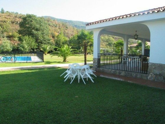Foto 1 de Chalet en venta en Casas del Castañar de 5 habitaciones con terraza y piscina