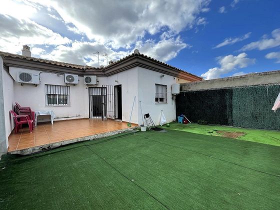 Foto 2 de Casa en venda a Alcalá del Río de 3 habitacions amb jardí i aire acondicionat