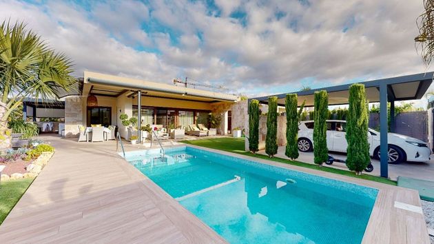Foto 1 de Casa en venta en Alberca de 5 habitaciones con piscina y jardín