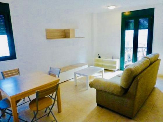 Foto 1 de Piso en alquiler en Centre Històric - Rambla Ferran - Estació de 2 habitaciones con muebles y balcón