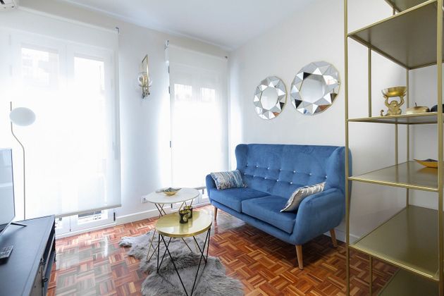Foto 1 de Venta de estudio en calle Libertad Madrid con muebles y balcón