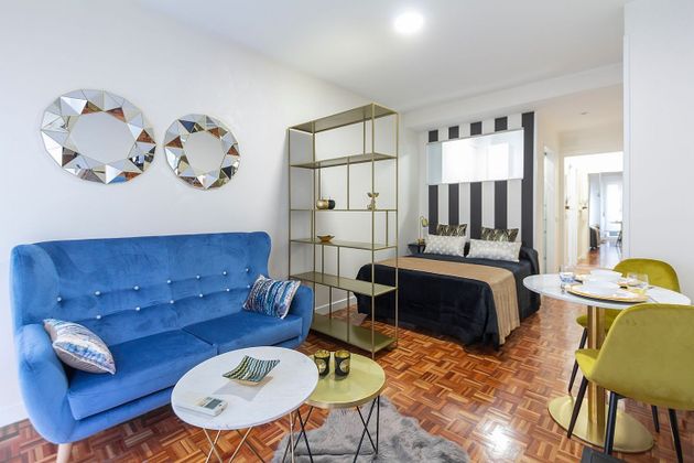 Foto 2 de Estudi en venda a calle Libertad Madrid amb mobles i balcó