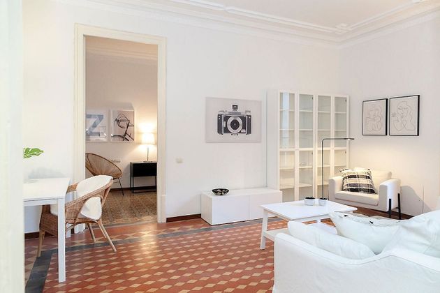 Foto 2 de Piso en alquiler en El Gòtic de 2 habitaciones con muebles y balcón
