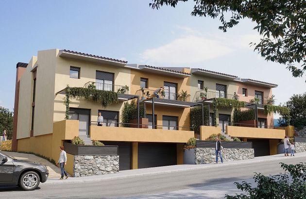 Foto 1 de Casa adosada en venta en calle De L'oliva de 3 habitaciones con terraza y piscina