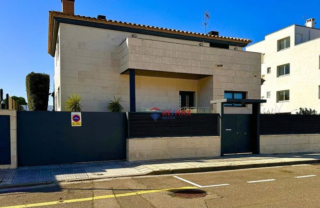 Foto 1 de Chalet en venta en calle Cap de la Gola de 5 habitaciones con terraza y garaje