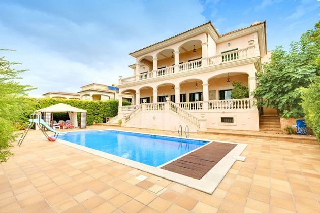 Foto 1 de Chalet en venta en S'Arenal-Son Verí de 5 habitaciones con terraza y piscina