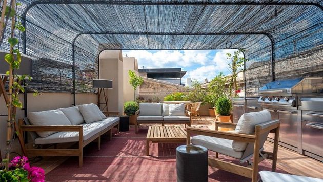 Foto 2 de Dúplex en alquiler en La Llotja - Sant Jaume de 2 habitaciones con terraza y aire acondicionado