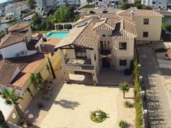 Foto 1 de Casa en venda a Empuriabrava de 5 habitacions amb terrassa i piscina