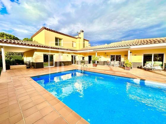 Foto 1 de Xalet en venda a Llagostera de 5 habitacions amb terrassa i piscina