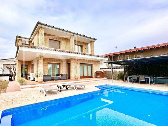 Foto 2 de Venta de chalet en Vilablareix de 6 habitaciones con terraza y piscina