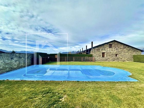 Foto 2 de Casa en venda a Santa Llocaia de 4 habitacions amb piscina i garatge