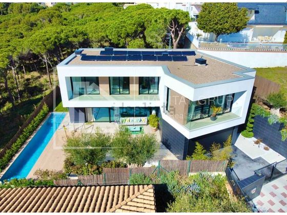 Foto 1 de Casa en lloguer a Fenals de 6 habitacions amb terrassa i piscina