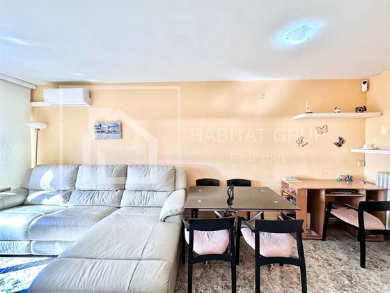Foto 2 de Piso en venta en Centre - Salt de 3 habitaciones con terraza y aire acondicionado
