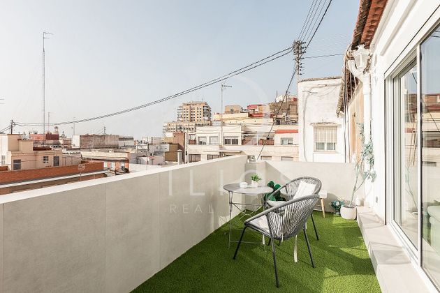 Foto 1 de Alquiler de ático en calle De Les Garrigues de 5 habitaciones con terraza y muebles