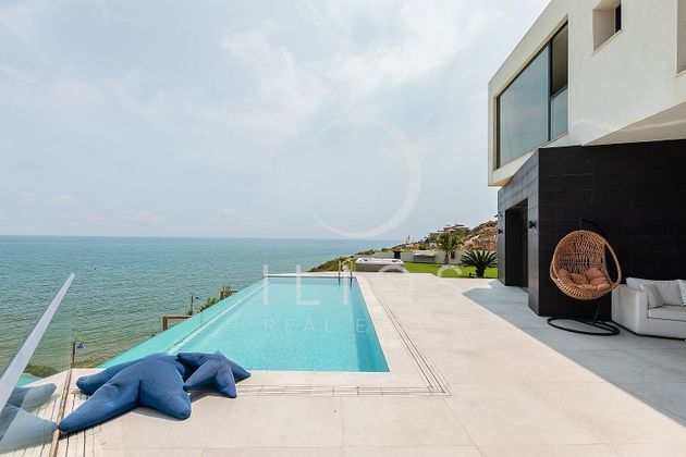 Foto 1 de Venta de chalet en El Faro - El Dossel de 5 habitaciones con terraza y piscina