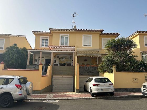 Foto 1 de Casa adossada en venda a San Lorenzo de 5 habitacions amb terrassa i garatge