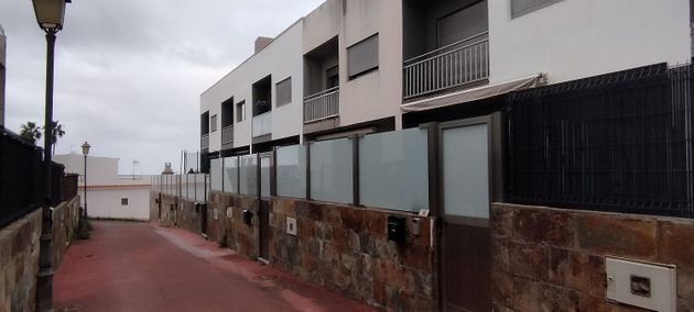 Foto 1 de Casa adosada en venta en Los Castillos-Los Portales-Visvique de 3 habitaciones con terraza y garaje