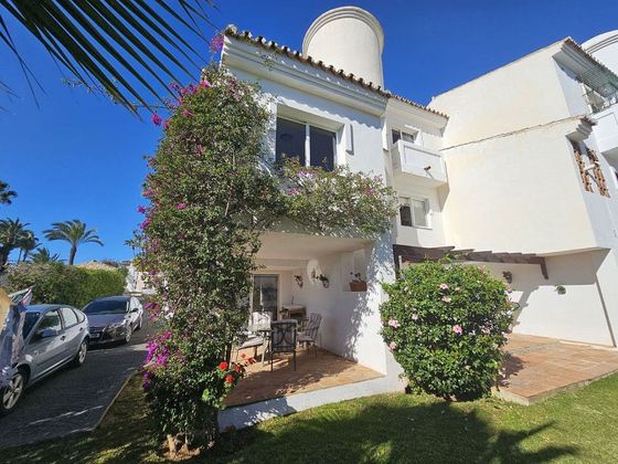 Foto 2 de Casa adossada en venda a Calahonda de 5 habitacions amb terrassa i piscina