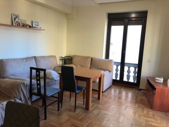 Foto 2 de Alquiler de piso en Carmelitas - San Marcos - Campillo de 5 habitaciones con muebles y balcón