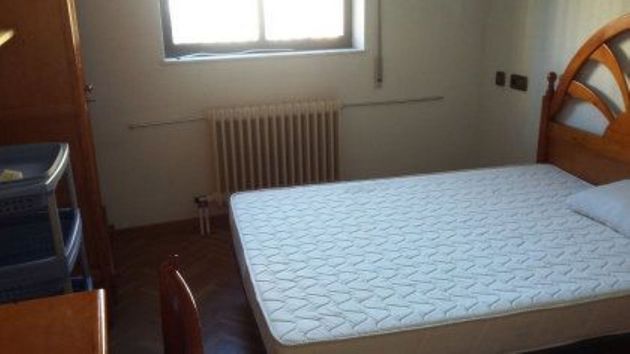 Foto 1 de Pis en lloguer a Hospitales - Campus de 3 habitacions amb mobles i calefacció