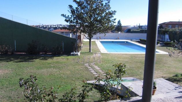 Foto 2 de Venta de chalet en Villares de la Reina de 5 habitaciones con piscina y calefacción