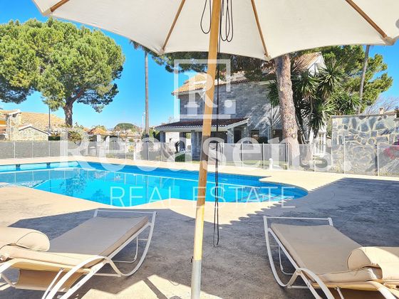 Foto 1 de Xalet en venda a avenida Corinto de 4 habitacions amb terrassa i piscina