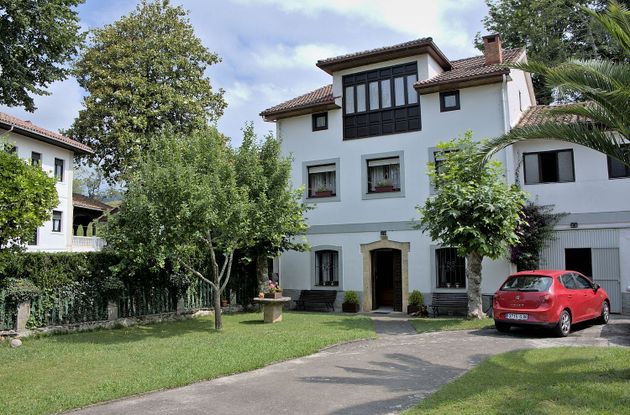 Foto 1 de Casa adossada en venda a Piloña de 4 habitacions amb garatge i jardí
