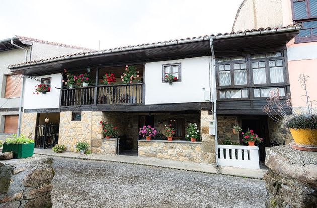 Foto 1 de Casa adosada en venta en Piloña de 3 habitaciones con terraza y jardín