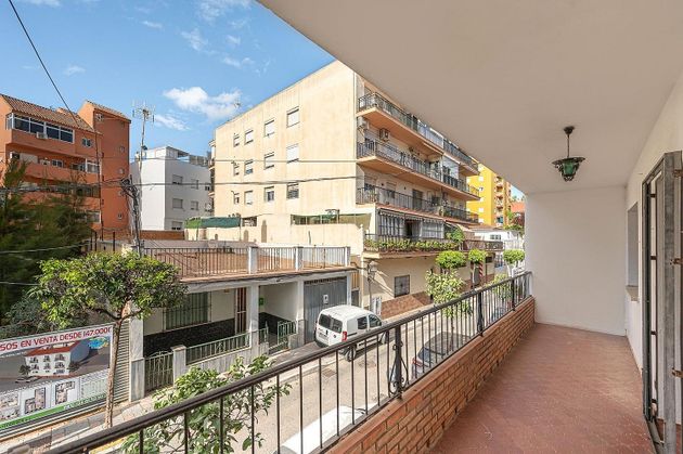 Foto 2 de Casa adossada en venda a Centro Ciudad de 6 habitacions amb terrassa i piscina
