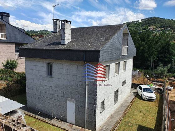 Foto 1 de Casa en venda a As Lagoas de 6 habitacions amb terrassa i garatge