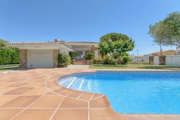 Foto 1 de Casa en venda a Escala, L´ de 5 habitacions amb terrassa i piscina