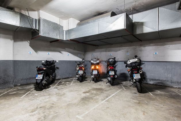 Foto 1 de Garatge en lloguer a avenida Pallaresa de 4 m²