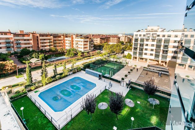 Foto 2 de Piso en alquiler en Montecarmelo de 3 habitaciones con terraza y piscina