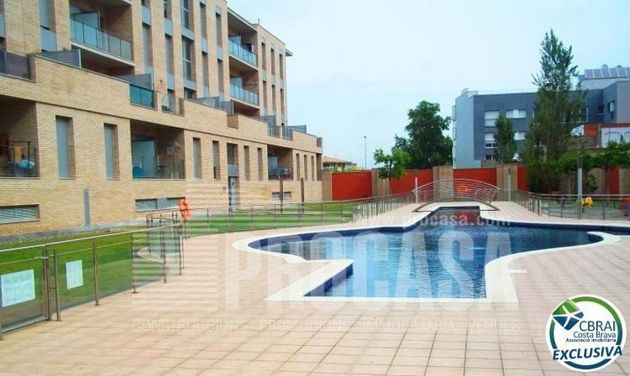 Foto 1 de Venta de piso en Empuriabrava de 2 habitaciones con terraza y piscina