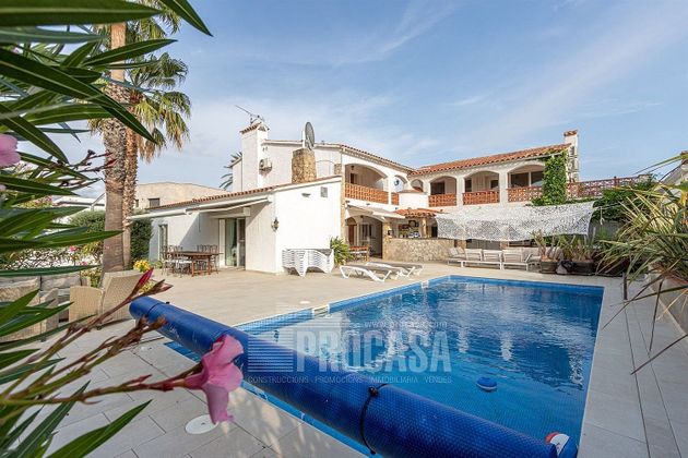 Foto 1 de Xalet en venda a Empuriabrava de 8 habitacions amb terrassa i piscina