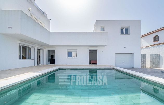Foto 1 de Xalet en venda a Empuriabrava de 4 habitacions amb terrassa i piscina